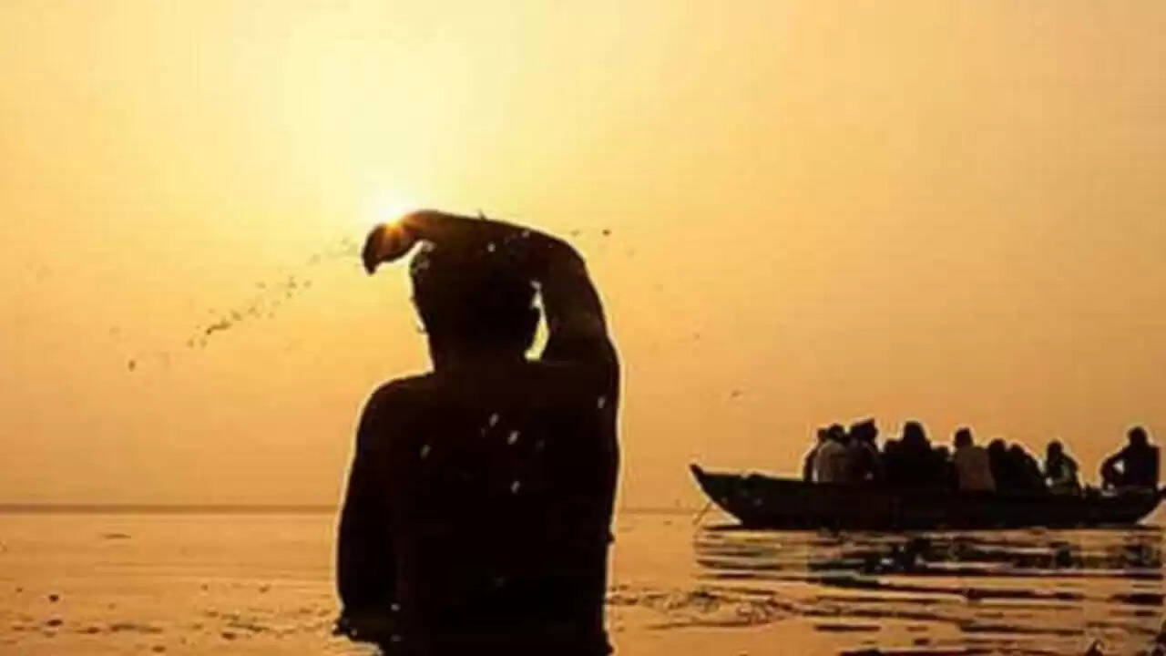 गंगा स्नान के नियम: आध्यात्मिक गुरु देवकीनंदन ठाकुर की महत्वपूर्ण सलाह
