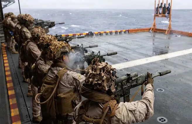 पाकिस्तान को अमेरिका का बड़ा झटका, होर्मुज जलडमरूमध्य में जहाजों को लौटाया