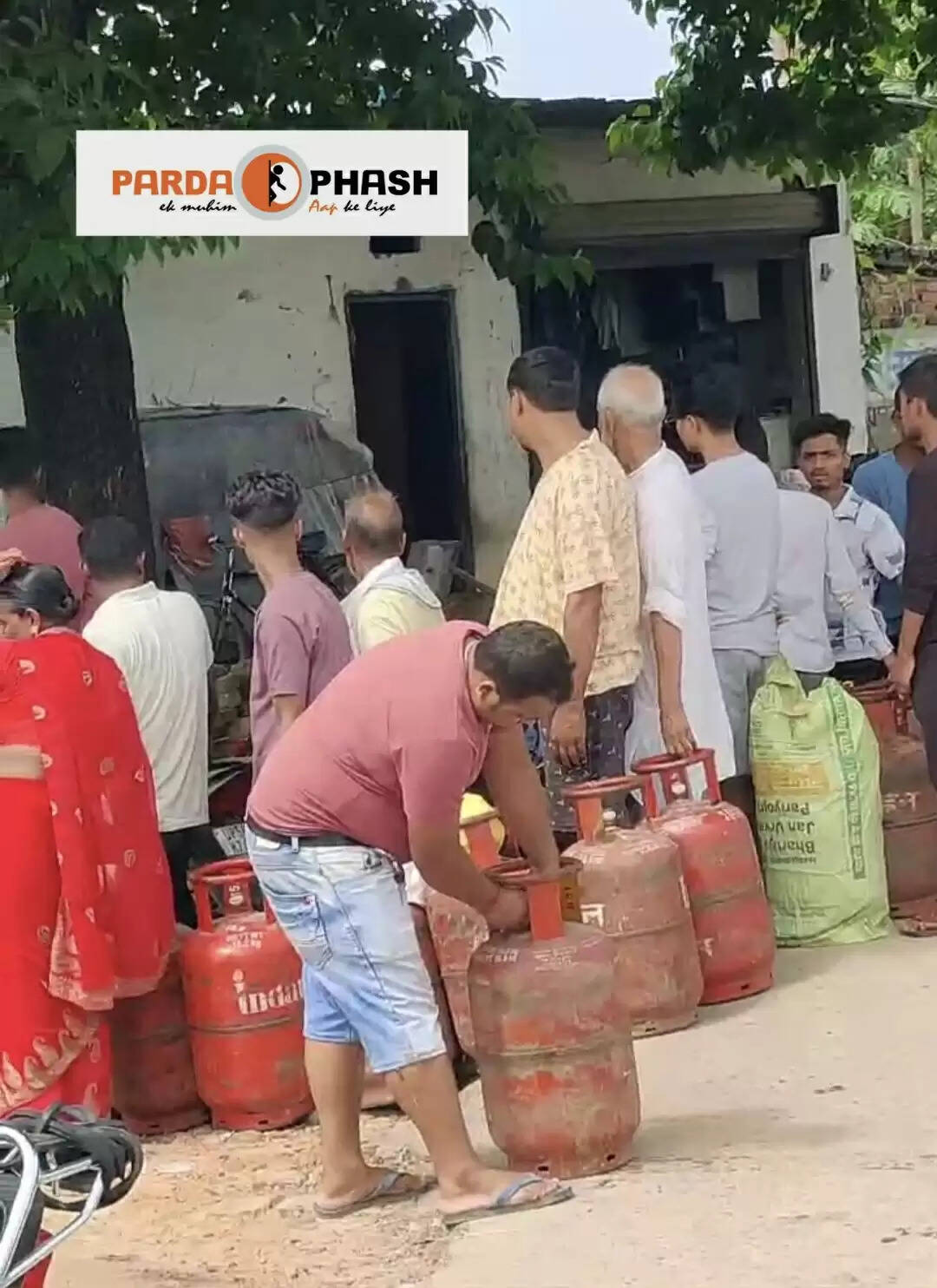 सोनौली-नौतनवा में रसोई गैस की किल्लत से जनता परेशान