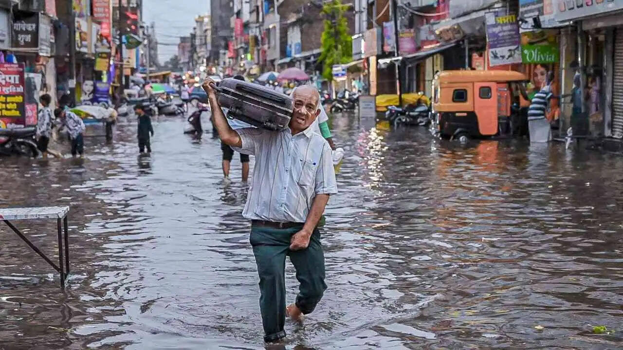 दिल्ली और राजस्थान में मौसम में बदलाव, भारी बारिश की चेतावनी