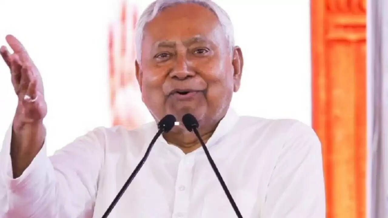 नीतीश कुमार ने 10वीं बार मुख्यमंत्री पद की शपथ ली, विकास के प्रति प्रतिबद्धता जताई