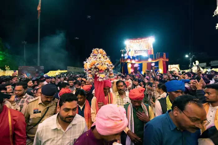 प्रजातांत्रिक व्यवस्था काे दरकिनार कर शासन द्वारा कमलचंद्र काे बस्तर महाराजा घोषित करने के बाद ही हाे सकेगी रथारूढ़ हाेने की परंपरा