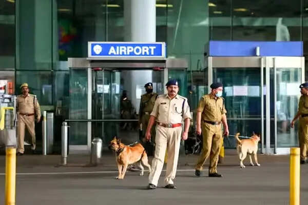 जम्मू एयरपोर्ट पर बम धमकी से मची अफरा-तफरी, सीआईएसएफ ने लिया नियंत्रण