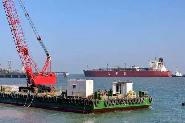 अमेरिका-ईरान तनाव: होर्मुज जलडमरूमध्य में चीन को तेल आपूर्ति पर रोक