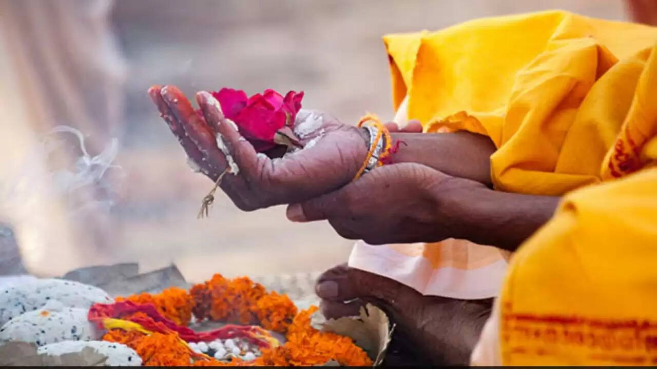 Pitru Paksha 2025: अपने पूर्वजों को श्रद्धांजलि देने का समय