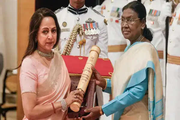 हेमा मालिनी ने पति धर्मेंद्र के लिए पद्म विभूषण प्राप्त करते हुए जताई भावनाएं