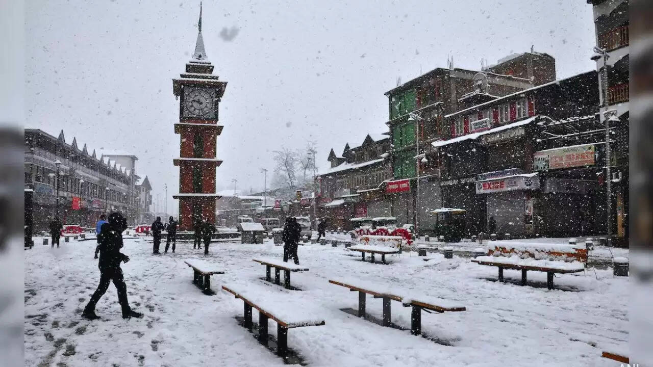 कश्मीर में पहली बर्फबारी: सूखे का अंत और जल संकट में राहत