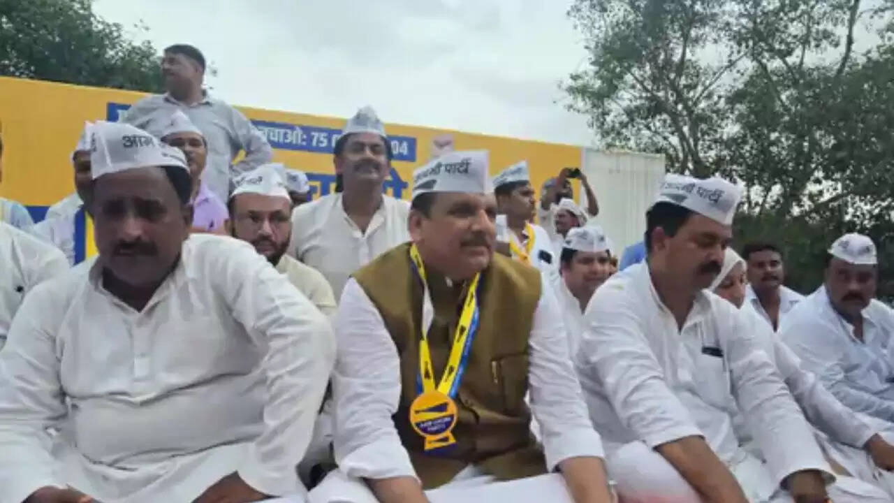उत्तर प्रदेश में सरकारी स्कूलों के बंद होने के खिलाफ आम आदमी पार्टी का प्रदर्शन