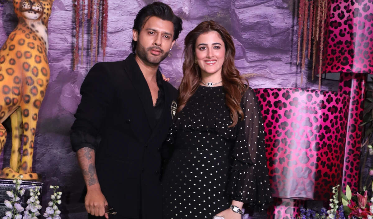 नूपुर सैनन की पोल्का डॉट ड्रेस ने बढ़ाई प्रेग्नेंसी की अटकलें