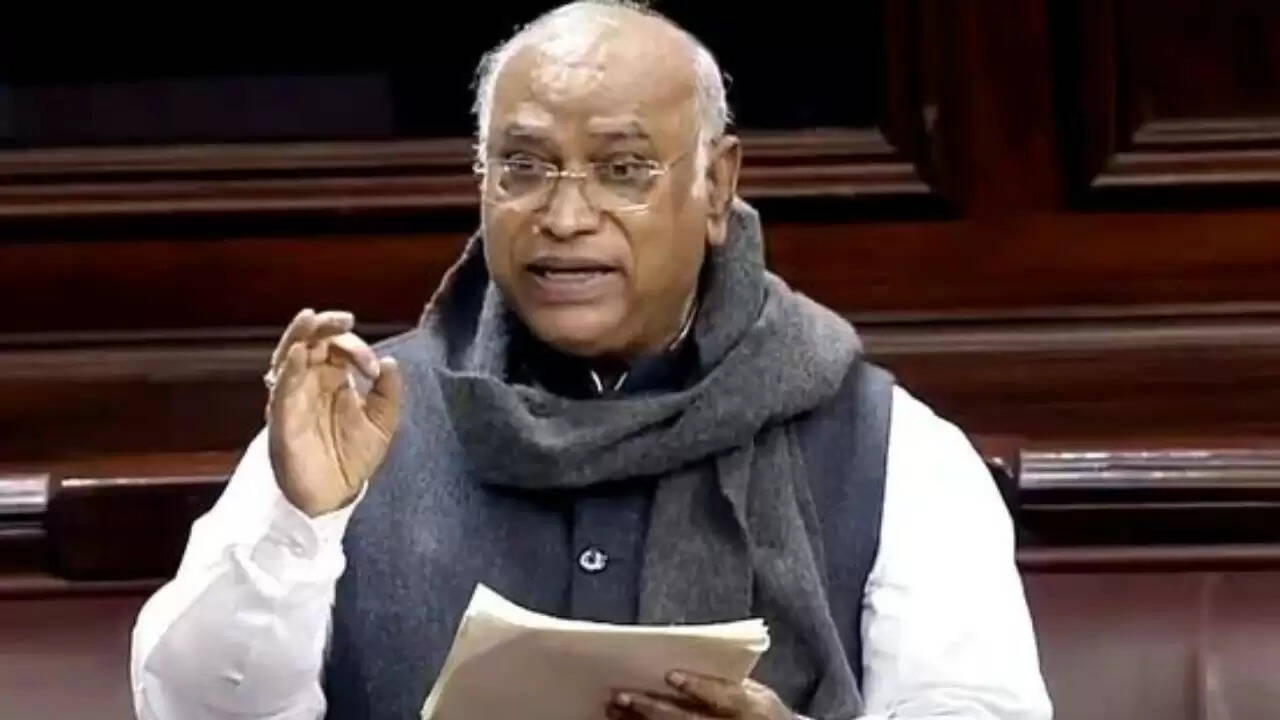 कांग्रेस अध्यक्ष मल्लिकार्जुन खड़गे का चुनाव आयोग पर हमला: क्या लोकतंत्र खतरे में है?
