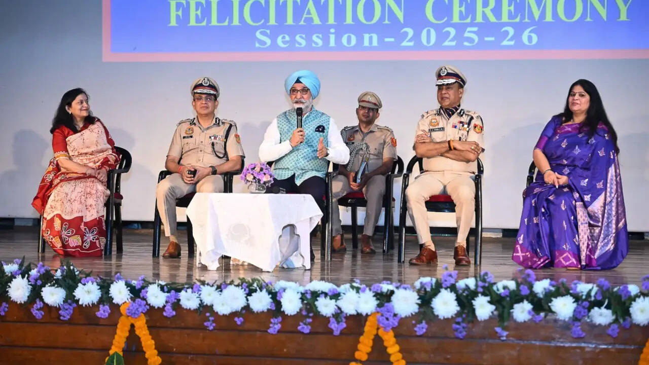 दिल्ली पुलिस पब्लिक स्कूल में छात्रों का भव्य सम्मान समारोह: उपराज्यपाल ने साझा किए प्रेरणादायक विचार