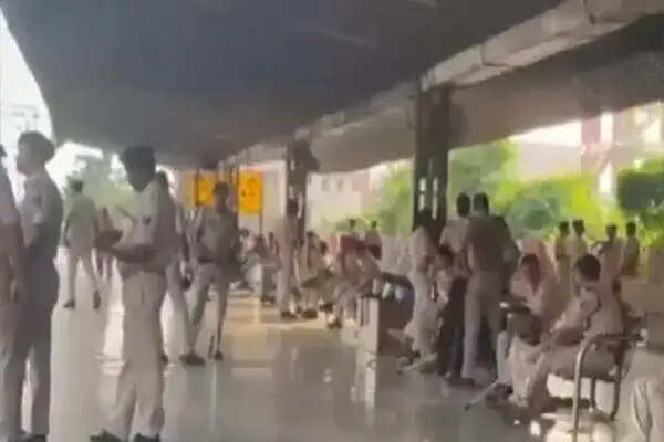पटना में पुलिस भर्ती परीक्षा के अभ्यर्थियों का उग्र प्रदर्शन, स्पेशल ट्रेन में तोड़फोड़