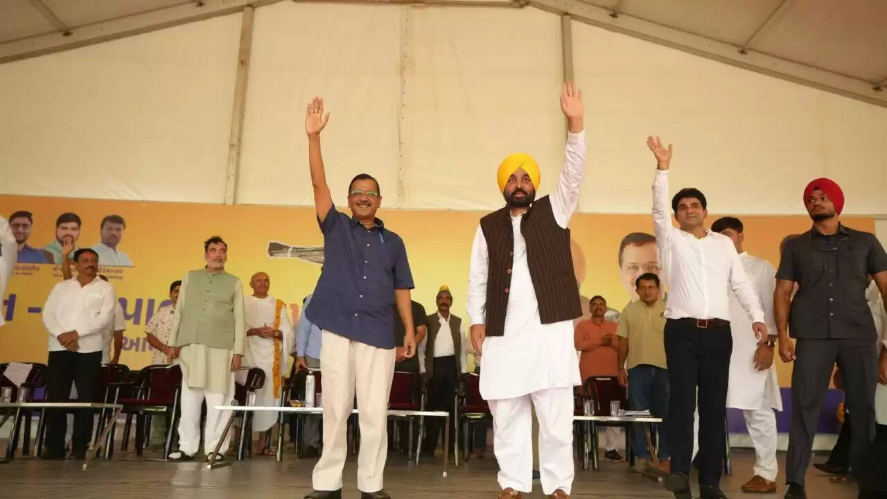 गुजरात में महापंचायत: केजरीवाल और मान ने किसानों के हक की लड़ाई का किया आह्वान