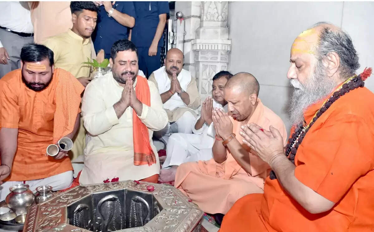 सीएम योगी ने गाजियाबाद में दूधेश्वर नाथ मंदिर में की पूजा, मेरठ में कांवड़ियों पर बरसाएंगे फूल