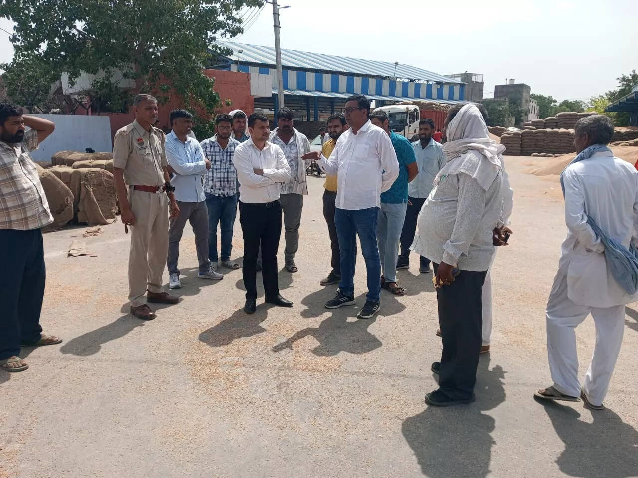 बाढडा अनाज मंडी का निरीक्षण: किसानों की समस्याओं का त्वरित समाधान सुनिश्चित करें