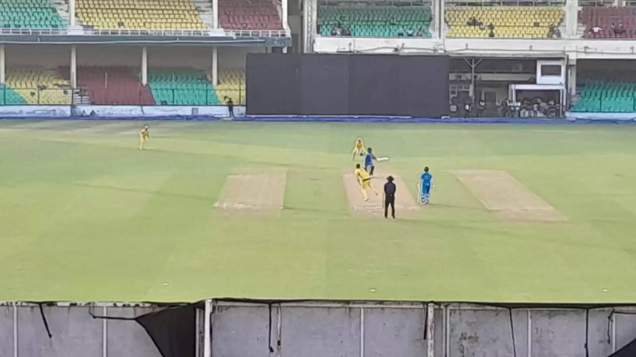 प्रियांश आर्य ने ऑस्ट्रेलियाई गेंदबाजों को धूल चटाई, शतक जड़कर किया धमाल