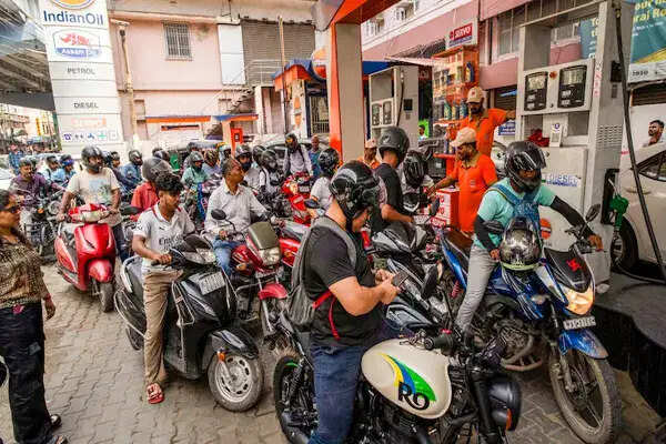 सरकार का बड़ा फैसला: हर 15 दिन में पेट्रोल-डीजल की कीमतों की समीक्षा