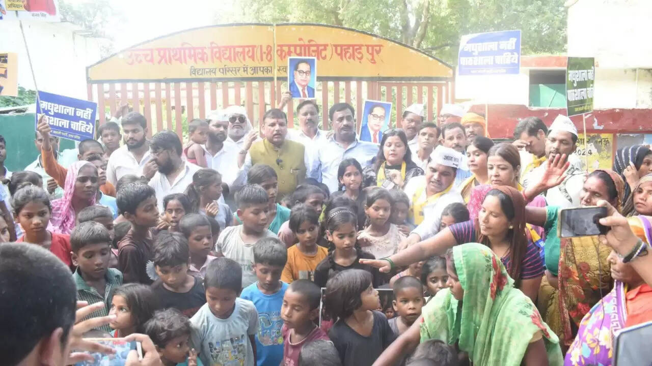 आम आदमी पार्टी का 'स्कूल बचाओ अभियान': क्या बच्चों का भविष्य दांव पर है?