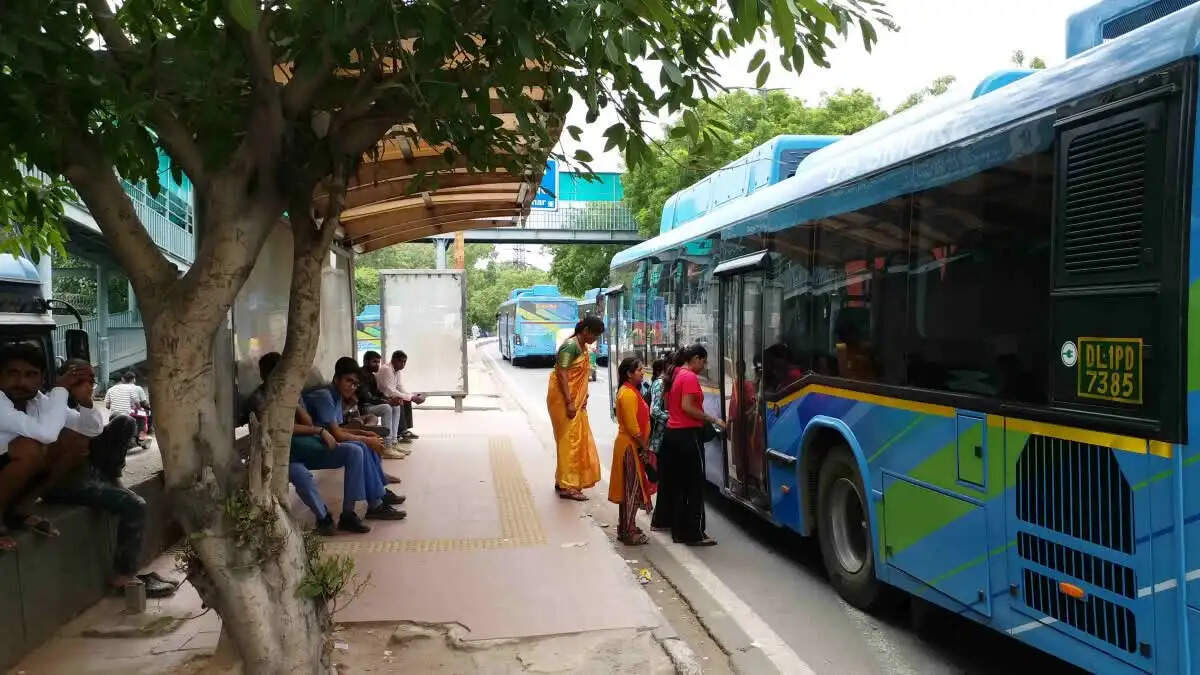दिल्ली में महिलाओं की सुरक्षा के लिए DTC बसों में महिला पुलिसकर्मियों की तैनाती