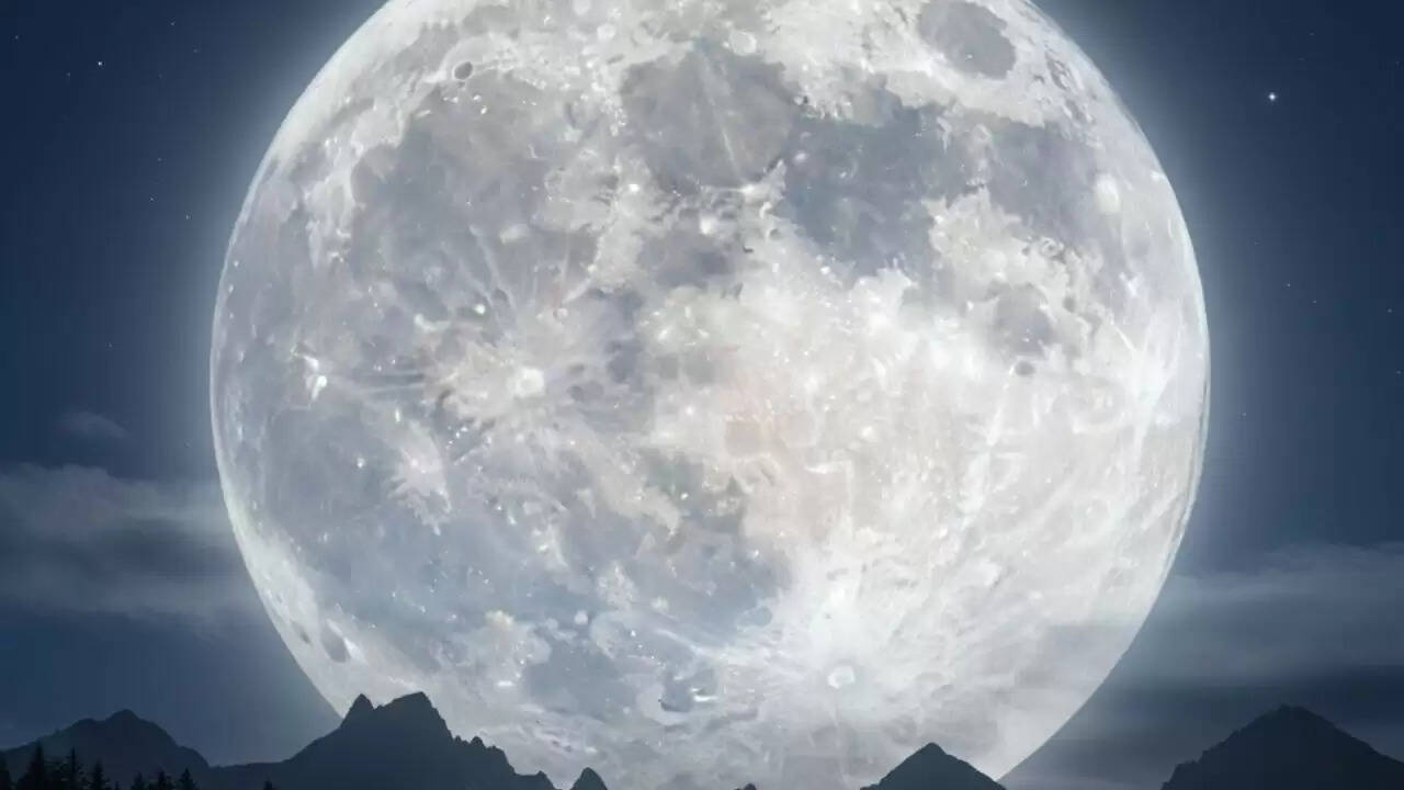 नवंबर में चमकदार सुपरमून का अद्भुत नजारा