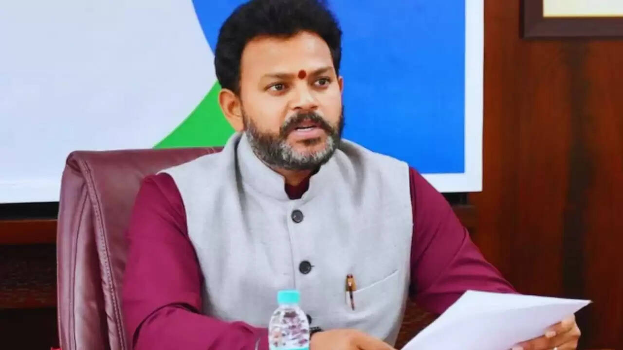 IndiGo के उड़ान संकट पर सरकार की सख्त कार्रवाई, क्या बनेगा यह मिसाल?