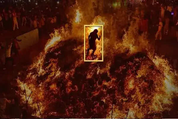 मथुरा के फालैन गांव में होलिका दहन की अनोखी परंपरा