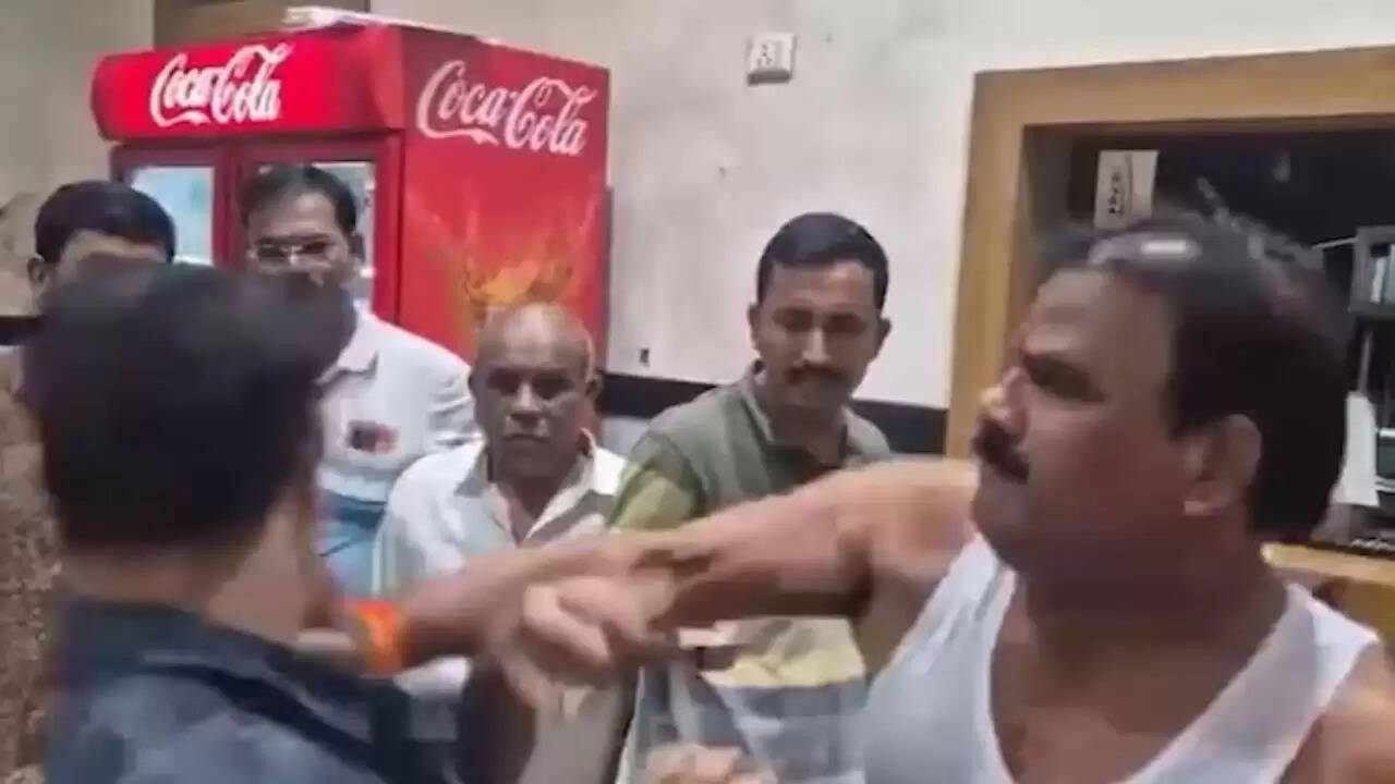शिवसेना विधायक संजय गायकवाड़ का विवादास्पद वीडियो वायरल