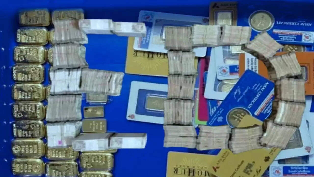 कर्नाटक में लौह अयस्क घोटाले पर ED की बड़ी कार्रवाई: 1.68 करोड़ रुपये और सोने के आभूषण बरामद