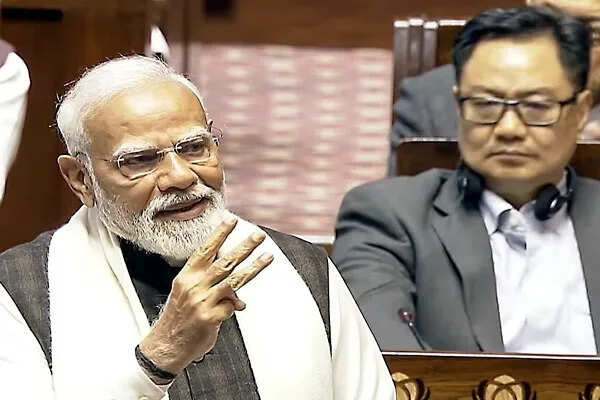 पीएम मोदी का विपक्ष पर तीखा हमला: 'मोहब्बत की दुकान' और 'कब्र खोदने' के नारे