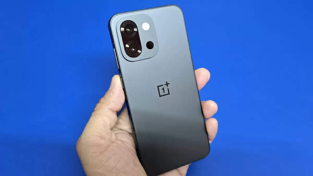 2025 के लिए बेहतरीन कॉम्पैक्ट स्मार्टफोन: Apple, Samsung और OnePlus के विकल्प