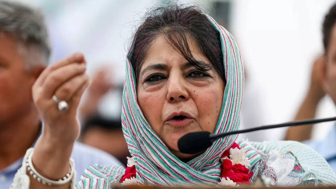 महबूबा मुफ्ती का विवादास्पद बयान: क्या आतंकवाद का बचाव कर रही हैं?