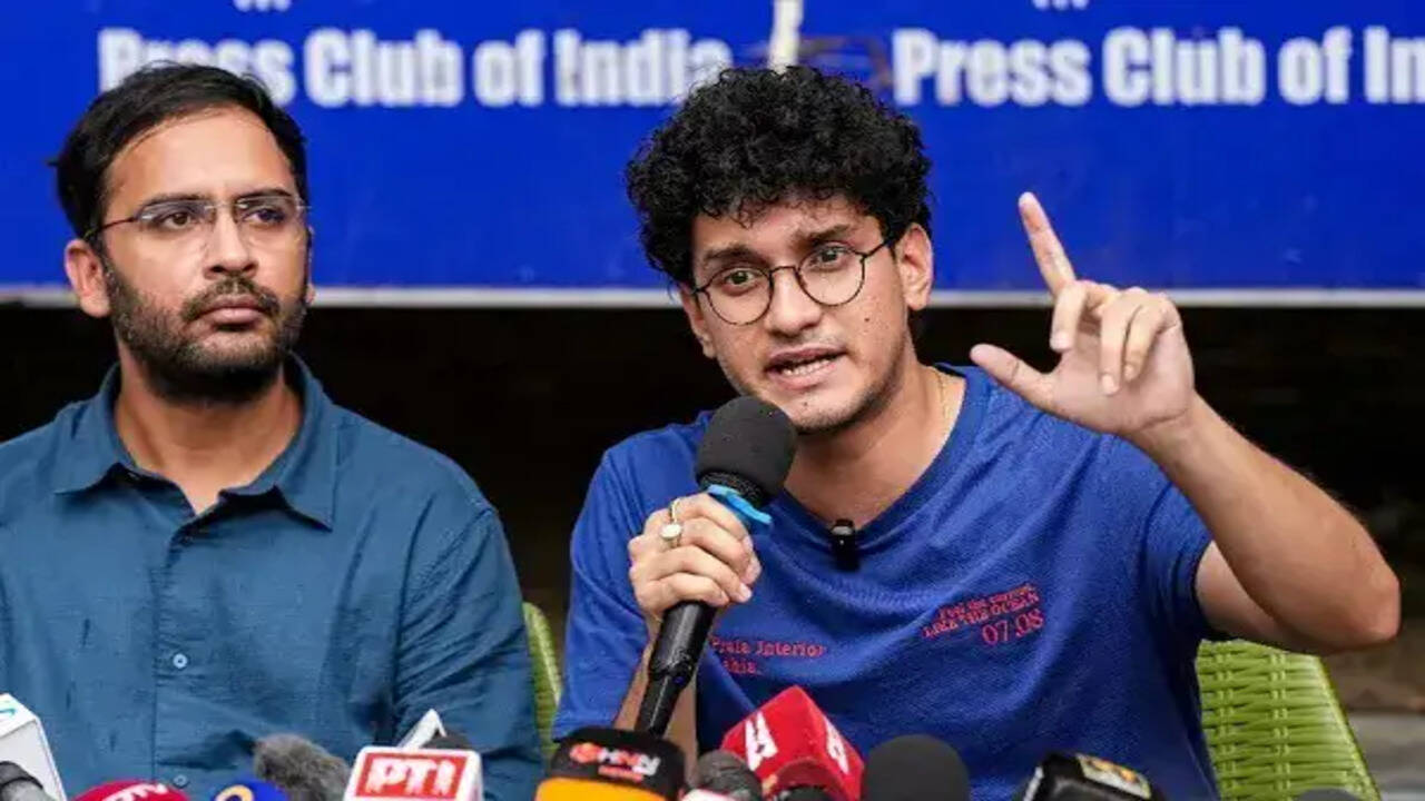कॉकरोच जनता पार्टी के नेताओं की मुश्किलें बढ़ीं, दिल्ली पुलिस ने मामले की जांच क्राइम ब्रांच को सौंपी