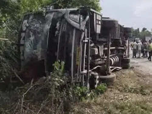 पंजाब में टूरिस्ट बस पलटने से दो युवकों की मौत, पांच घायल