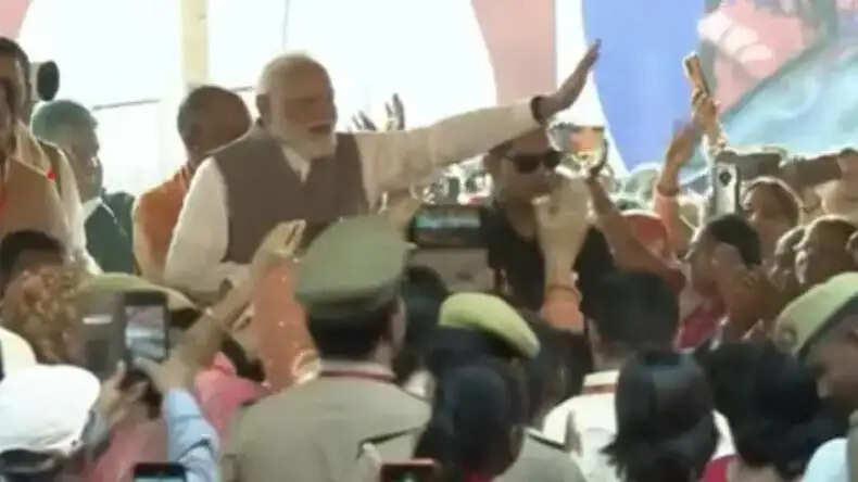 पीएम मोदी का वाराणसी दौरा: महिला सम्मेलन में भागीदारी और नई परियोजनाओं का उद्घाटन