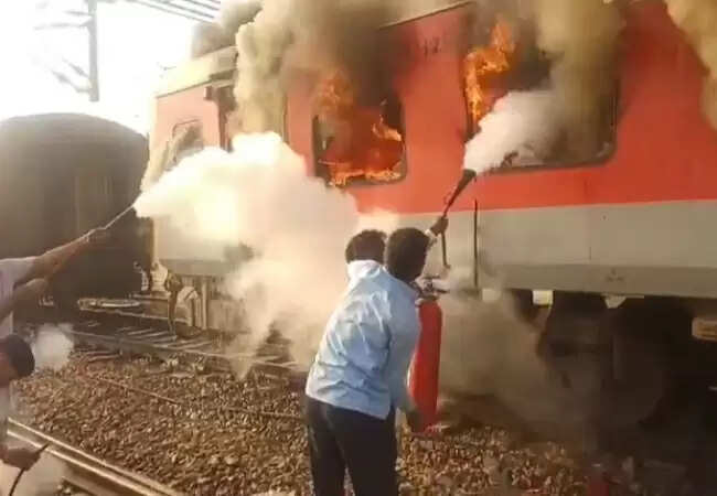 गरीब रथ एक्सप्रेस में आग लगने से यात्रियों में हड़कंप