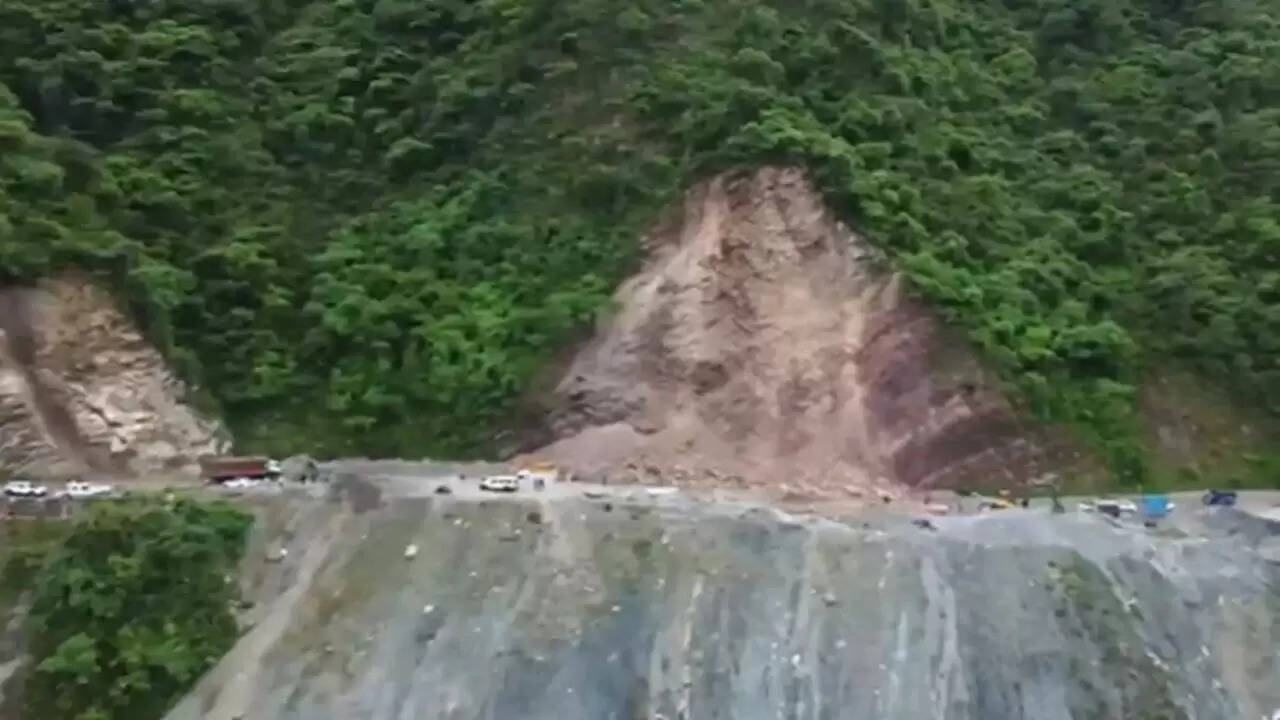 उत्तराखंड में भारी बारिश से यातायात बाधित, केदारनाथ यात्रा स्थगित