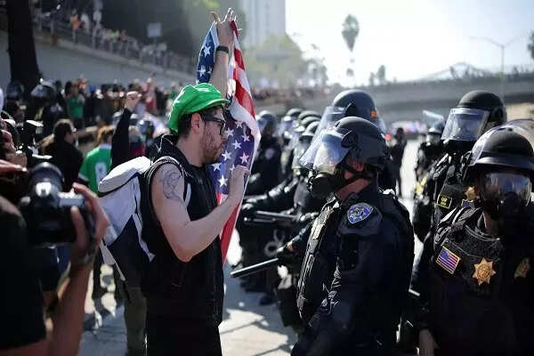 लॉस एंजेलेस में कर्फ्यू लागू, ट्रंप ने विरोध प्रदर्शनों को बताया राष्ट्रीय संप्रभुता पर हमला