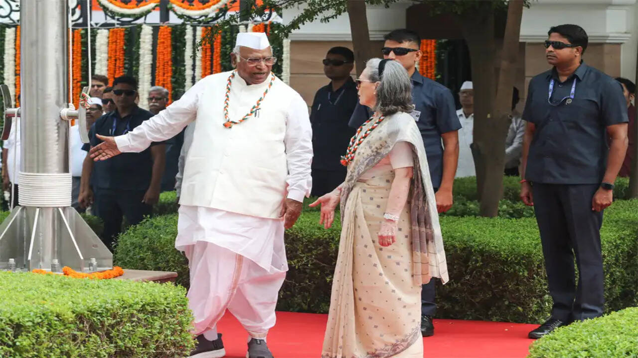 कांग्रेस के वंदे मातरम विवाद: क्या है असली कहानी?