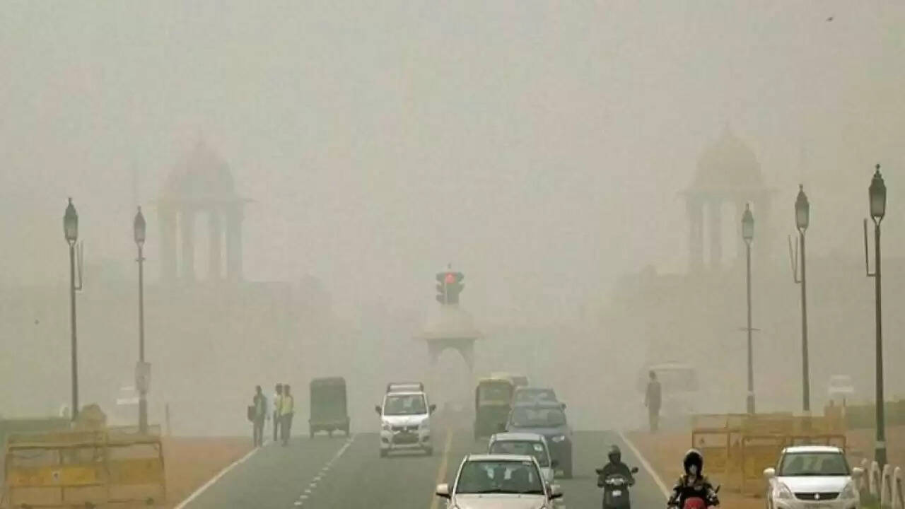 दिल्ली में गर्मी और धूल भरी हवाओं का प्रकोप जारी, मौसम में बदलाव की उम्मीद