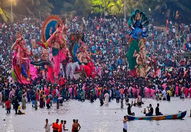 गणेश चतुर्थी: मुंबई में बप्पा की विदाई का जश्न