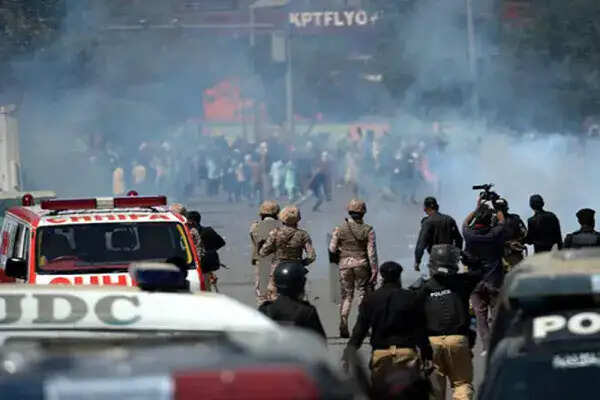 पाकिस्तान में अमेरिकी दूतावास के बाहर हिंसक प्रदर्शन, वीजा रद्द करने की मांग उठी