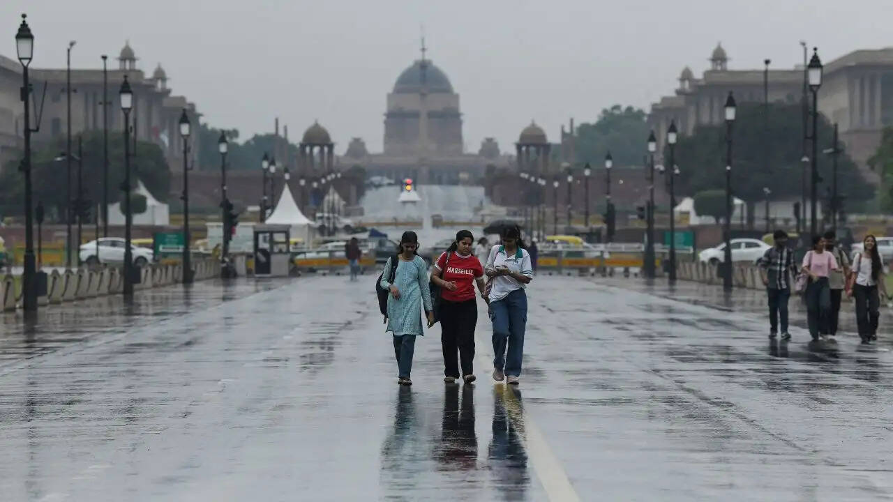 दिल्ली में मौसम में बदलाव: अप्रैल का सबसे ठंडा दिन और बारिश का रिकॉर्ड