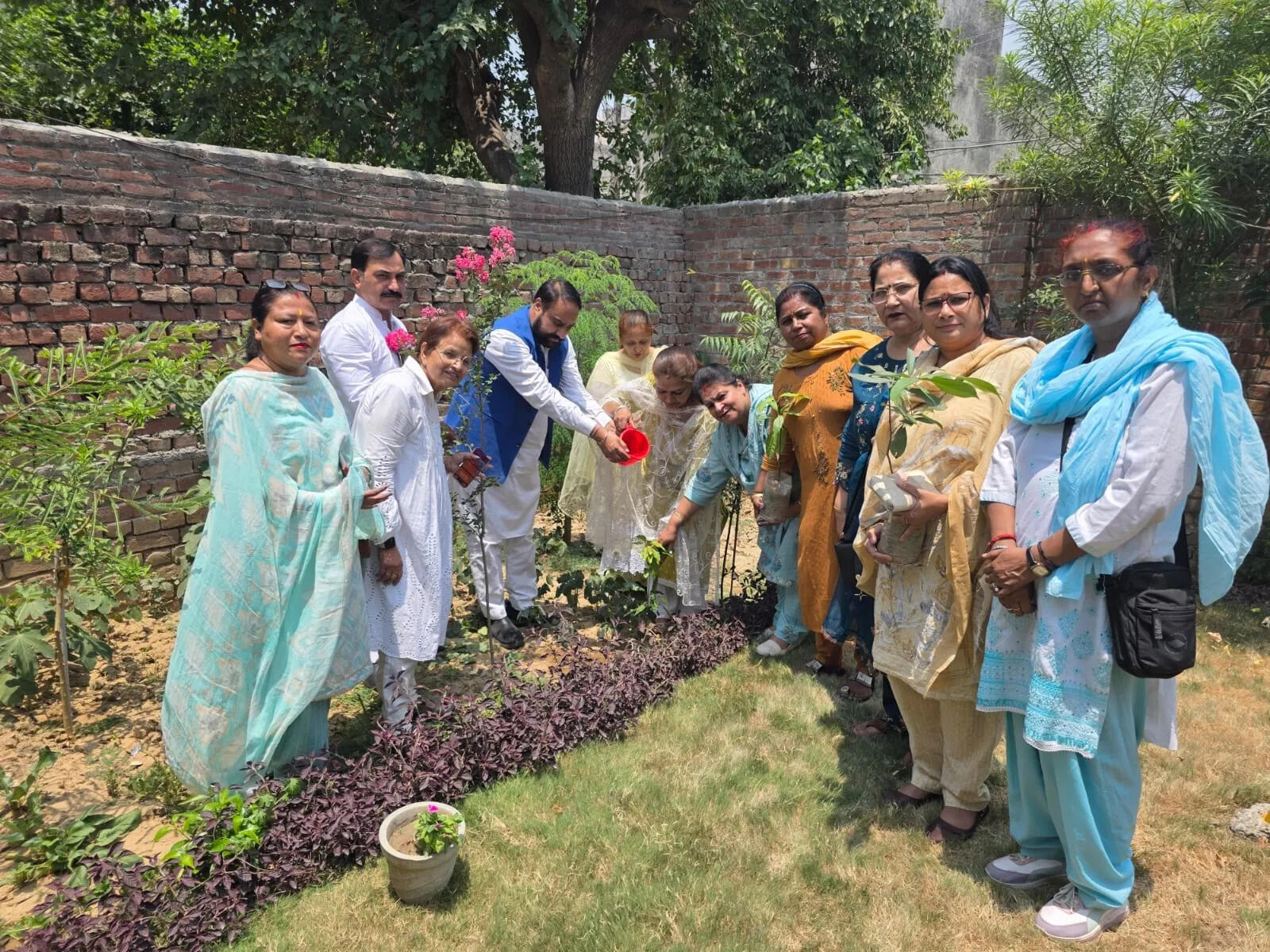 भाजपा महिला मोर्चा ने विश्व पर्यावरण दिवस पर पौधारोपण किया