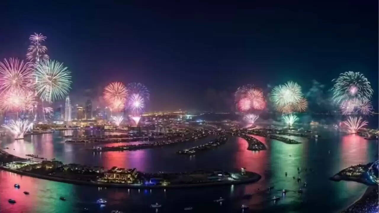 UAE ने नए साल 2026 का भव्य स्वागत: रिकॉर्ड तोड़ आतिशबाज़ी और ड्रोन शो