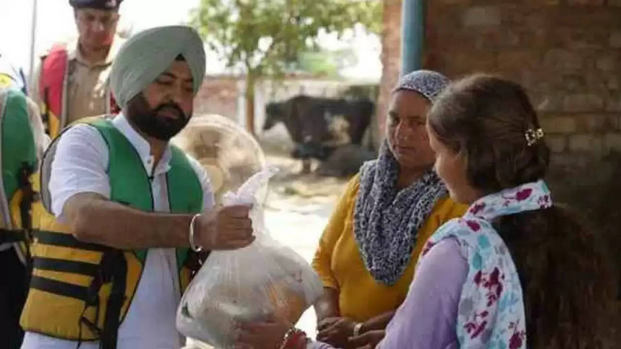 पंजाब में बाढ़ राहत: मंत्री और विधायक ने प्रभावित गाँवों में पहुँचाई सहायता