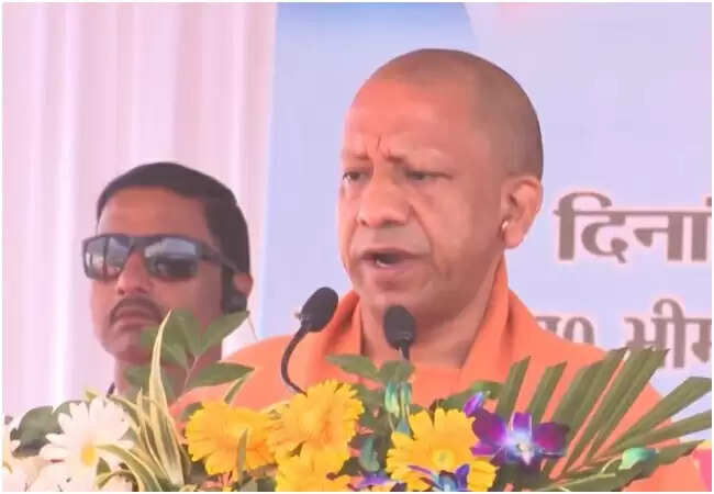 सीएम योगी ने महापरिनिर्वाण दिवस पर डॉ. अंबेडकर को दी श्रद्धांजलि