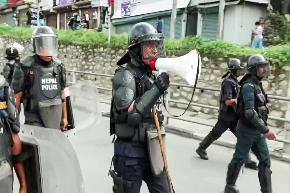 नेपाल में हिंसक प्रदर्शनों के बीच सेना ने शांति की अपील की