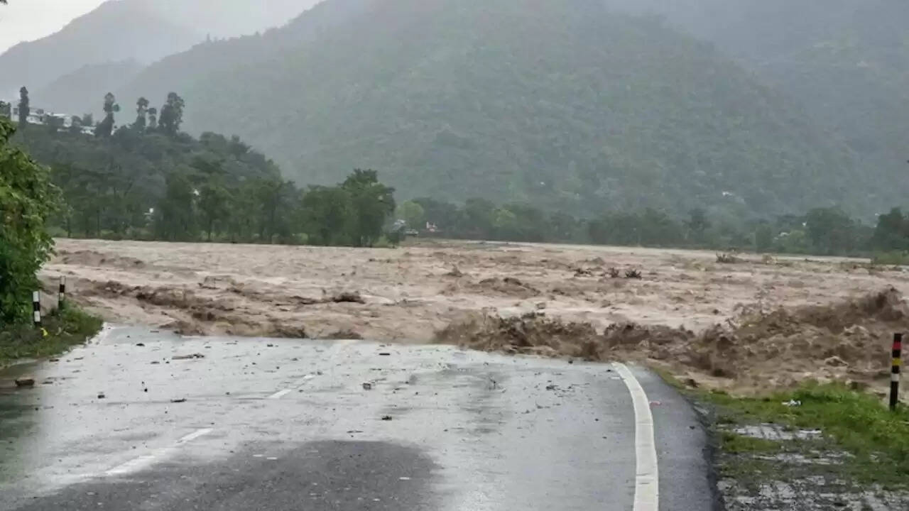 देहरादून में बादल फटने से मची तबाही: राहत कार्य जारी