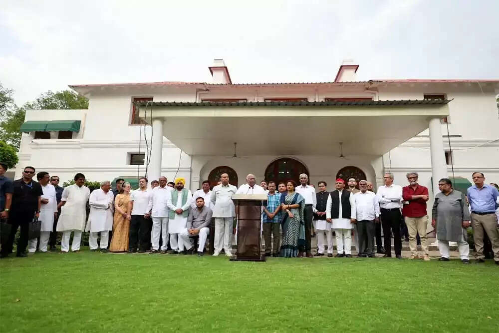 आम आदमी पार्टी का विपक्षी गठबंधन से बाहर निकलना: उपचुनाव की चुनौतियाँ