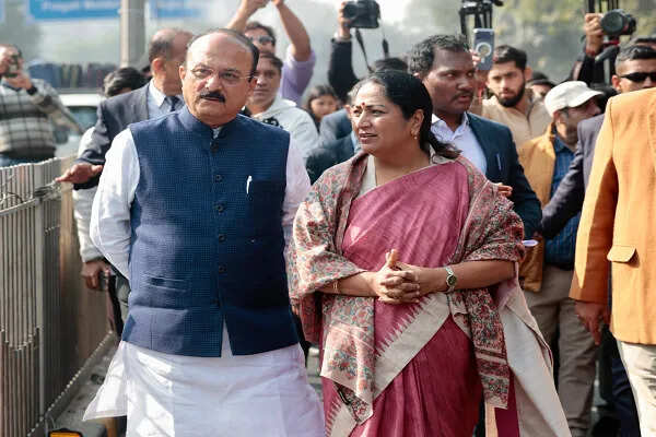 दिल्ली सरकार का प्रदूषण नियंत्रण के लिए मिस्ट स्प्रे सिस्टम का निरीक्षण